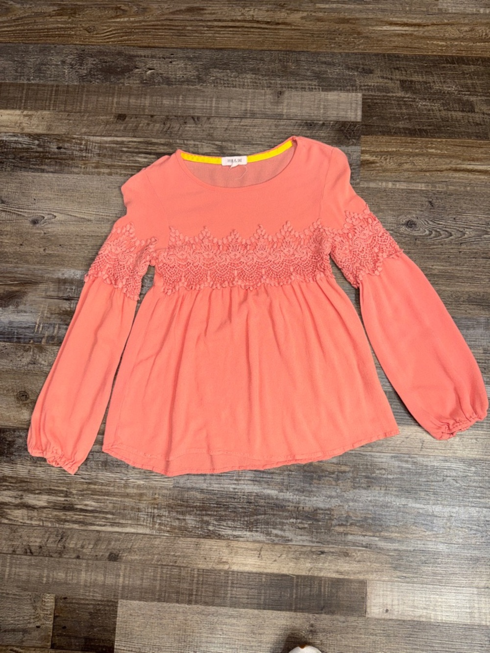 Taylor & Sage Coral Lace Detail Boho Blouse XS Long Sleeve Peasant Rayon Top - Picture 2 of 6